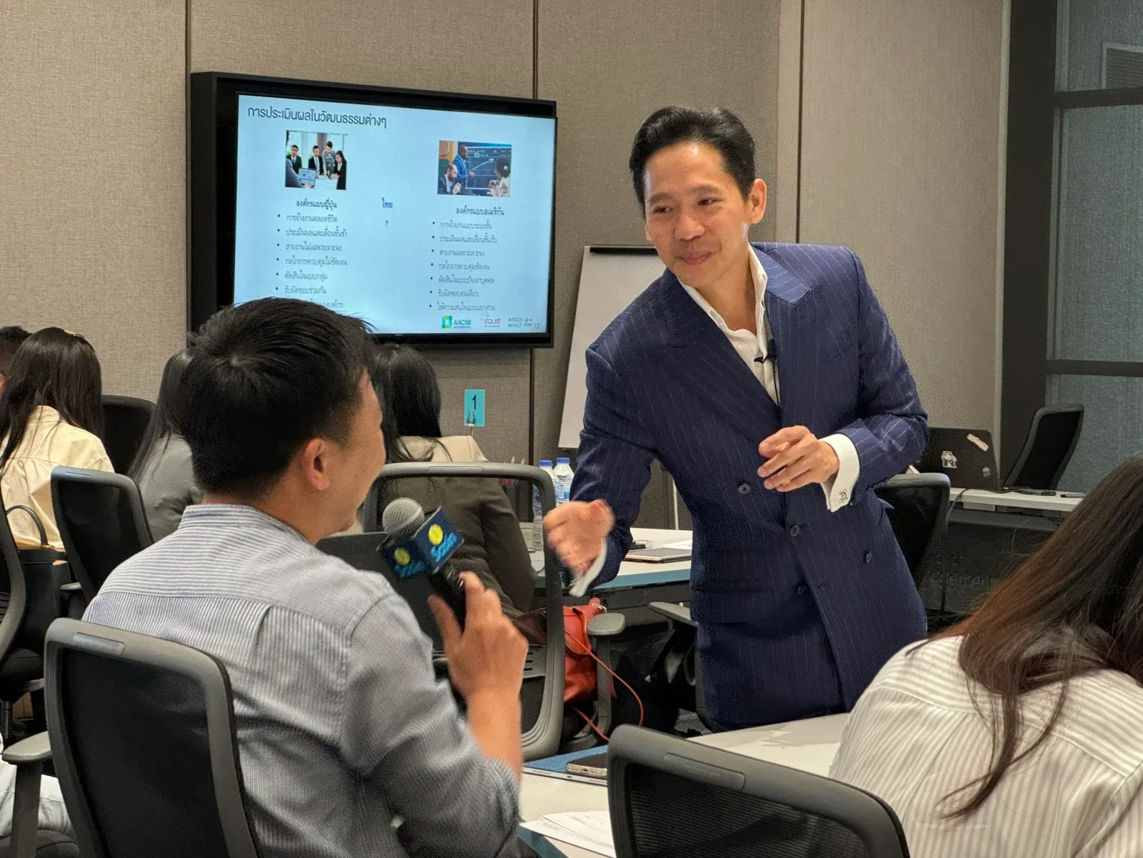 รศ.ดร.สมิทธิ์ บุญชุติมา บรรยายหลักสูตร Leadership Acceleration Program ธนาคารกรุงไทย — ภาพจากข่าวของศูนย์