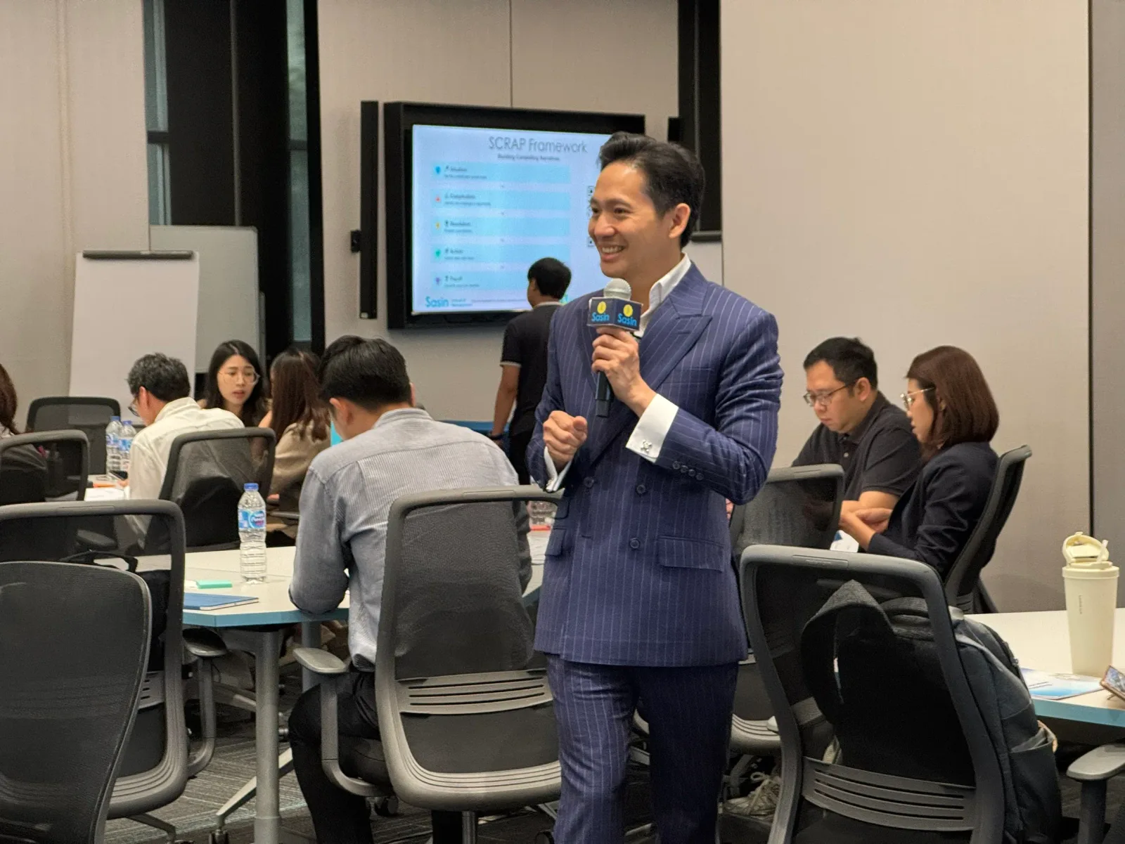 รศ.ดร.สมิทธิ์ บุญชุติมา บรรยายหลักสูตร Leadership Acceleration Program ธนาคารกรุงไทย — ภาพจากข่าวของศูนย์