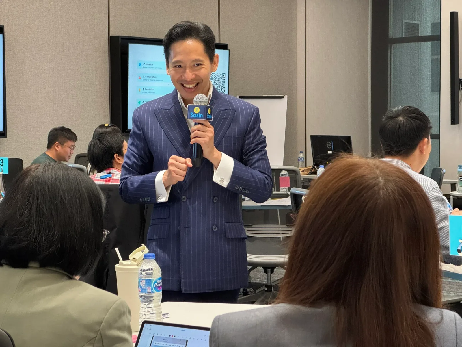 รศ.ดร.สมิทธิ์ บุญชุติมา บรรยายหลักสูตร Leadership Acceleration Program ธนาคารกรุงไทย — ภาพจากข่าวของศูนย์
