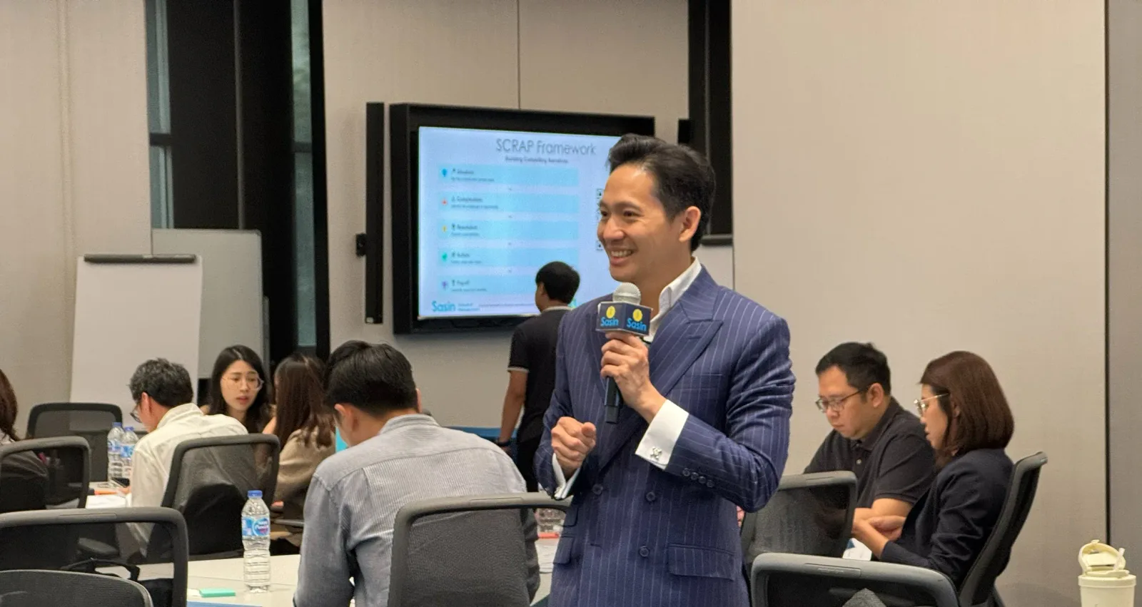 รศ.ดร.สมิทธิ์ บุญชุติมา บรรยายหลักสูตร Leadership Acceleration Program ธนาคารกรุงไทย — ภาพจากข่าวของศูนย์