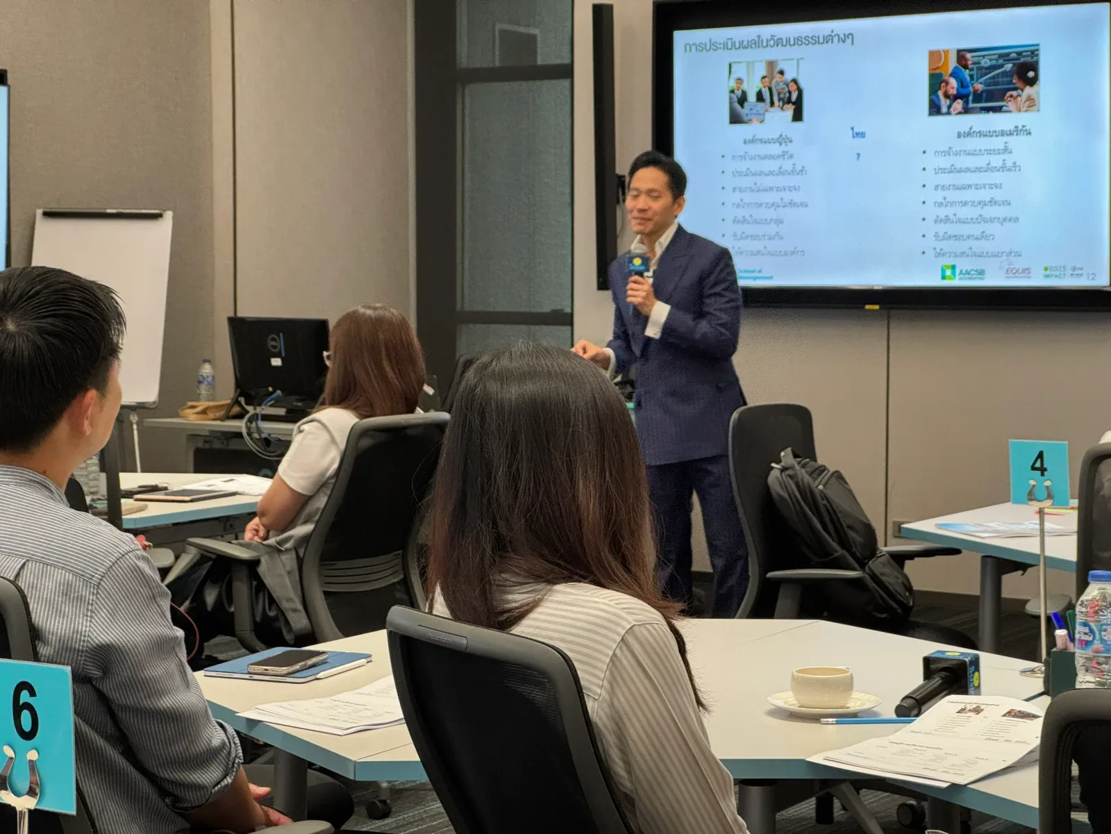 รศ.ดร.สมิทธิ์ บุญชุติมา บรรยายหลักสูตร Leadership Acceleration Program ธนาคารกรุงไทย — ภาพจากข่าวของศูนย์