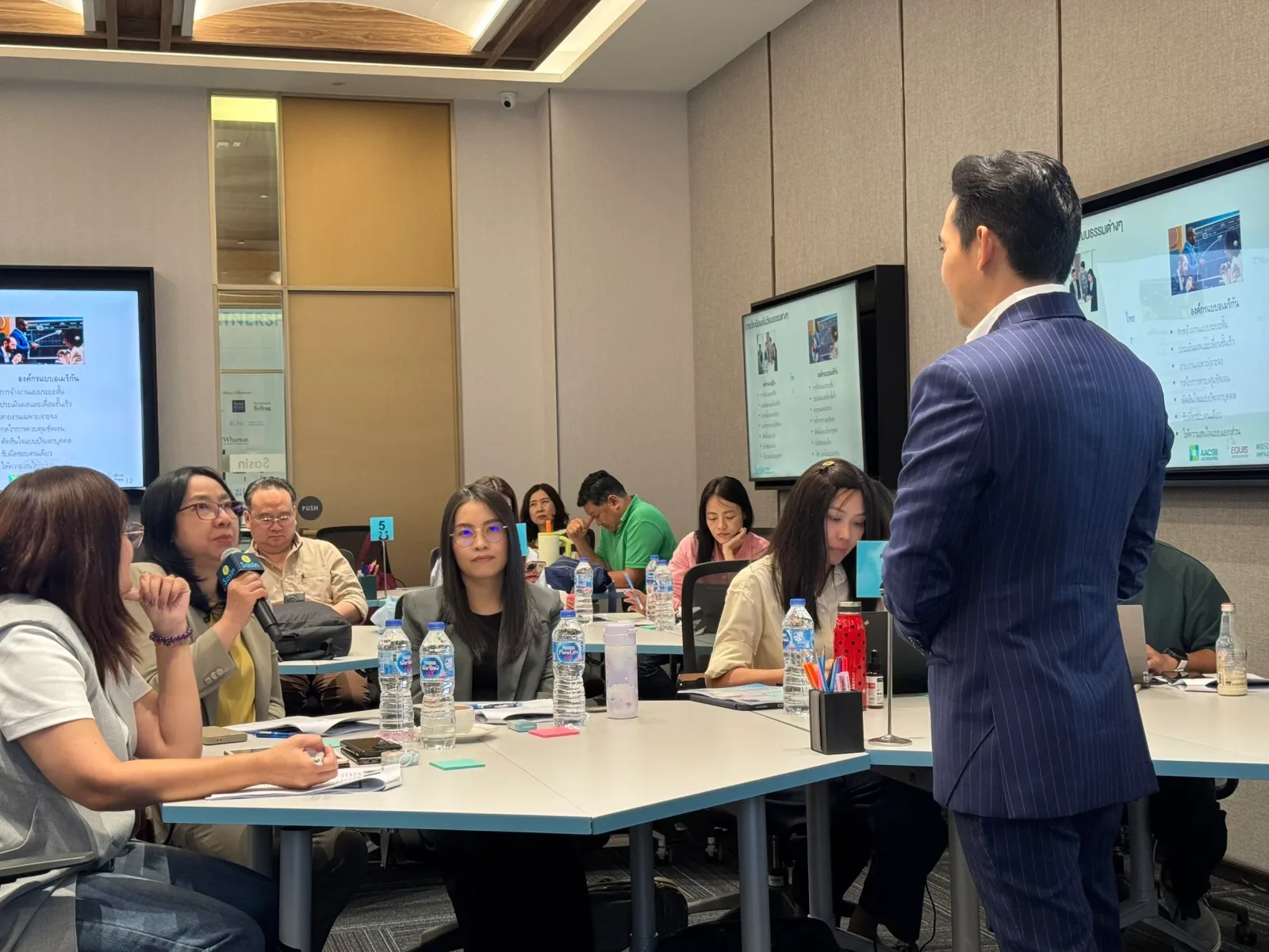 รศ.ดร.สมิทธิ์ บุญชุติมา บรรยายหลักสูตร Leadership Acceleration Program ธนาคารกรุงไทย — ภาพจากข่าวของศูนย์